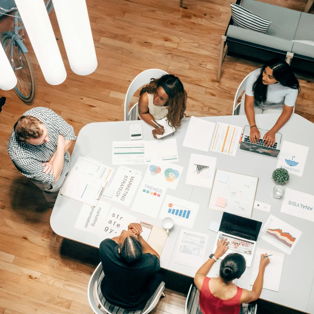 Ilustrasi tim bekerja sama mengembangkan website