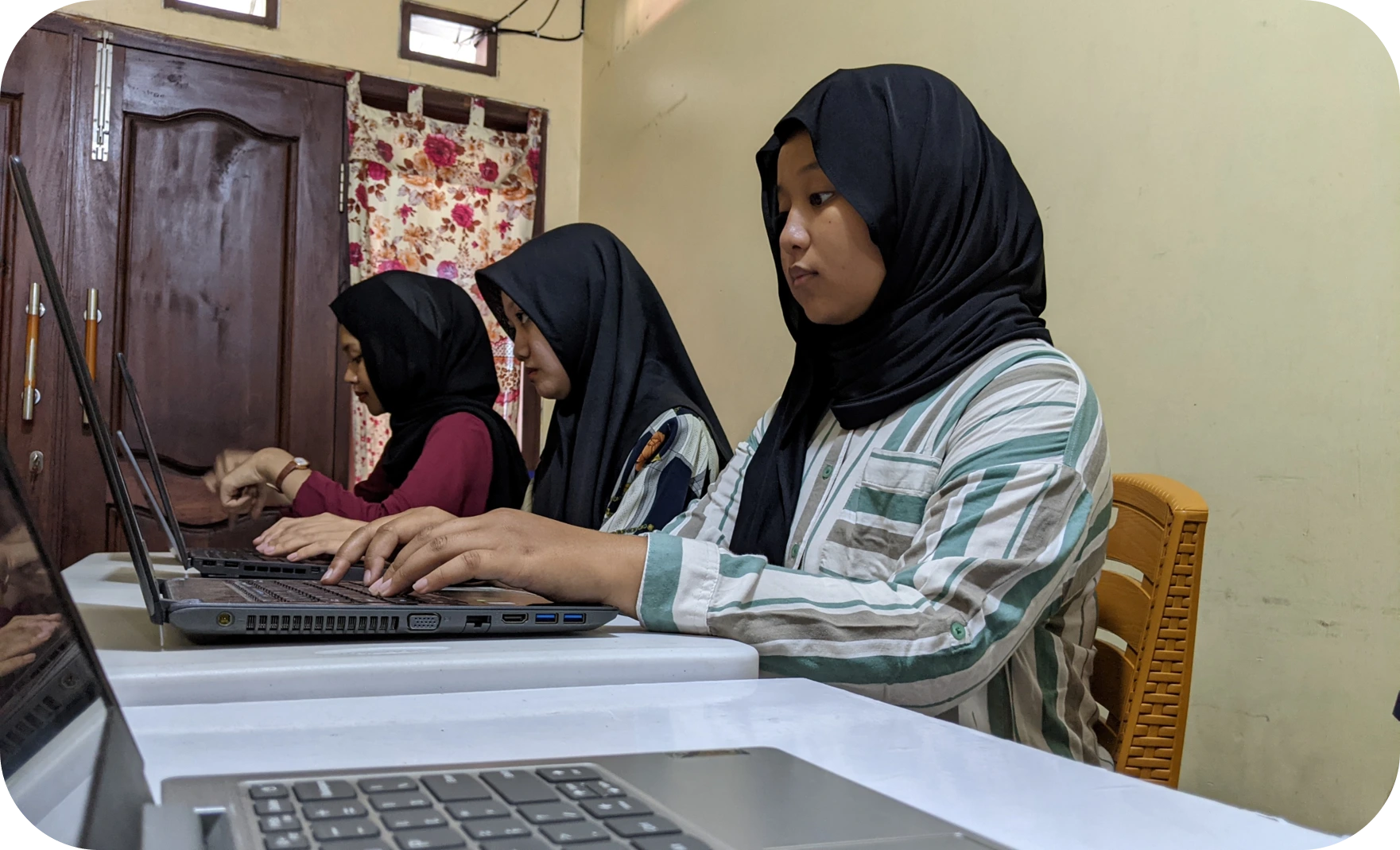 Ilustrasi detail layanan pembuatan website kustom