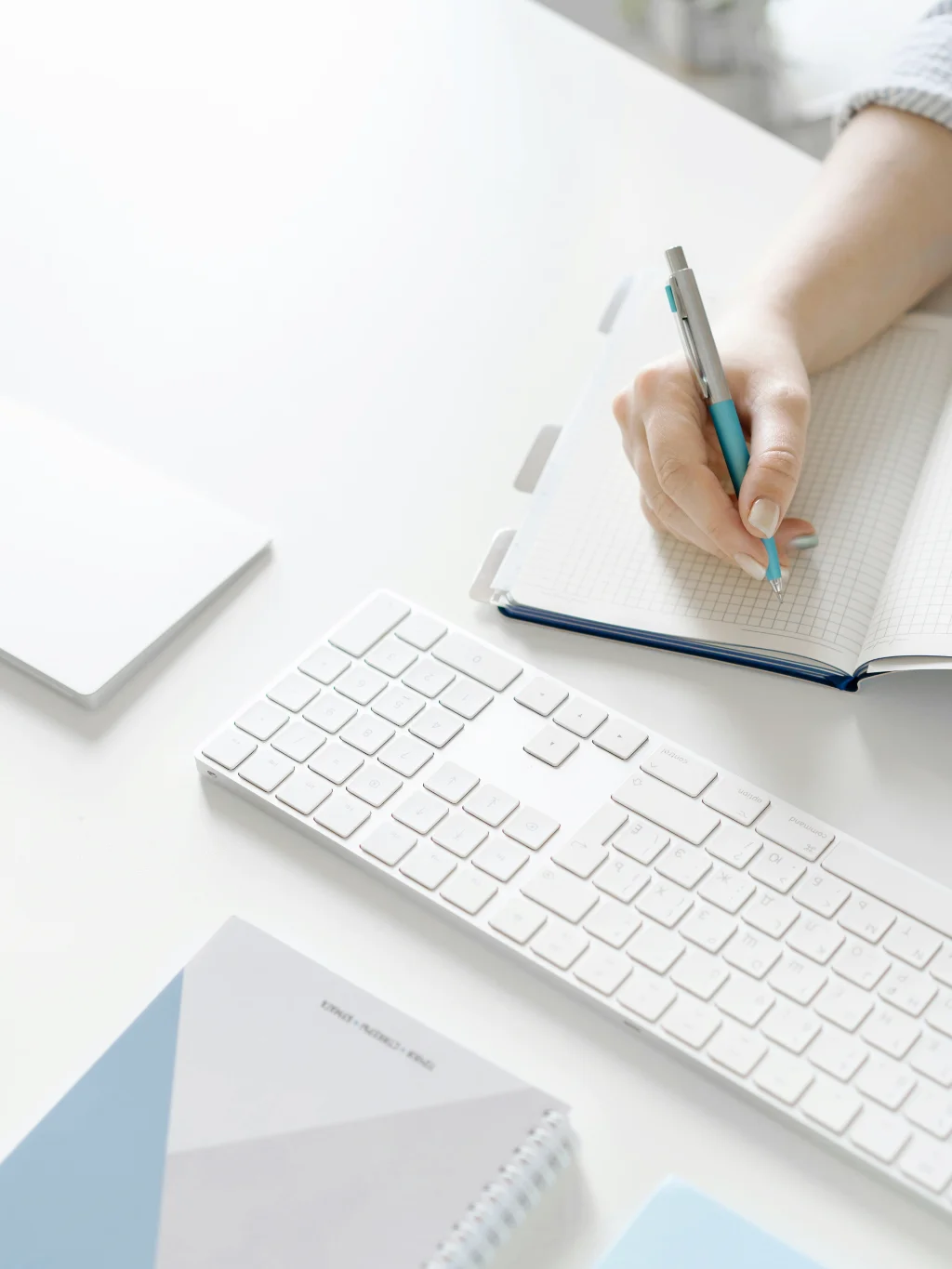 Ilustrasi tim bekerja untuk mewujudkan ide bisnis